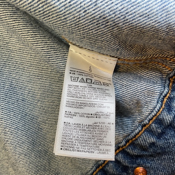 Old Navy Classic Jean Jacket Womens Large Blue Cotton Relaxed Fit Button Front - Picture 2 of 11